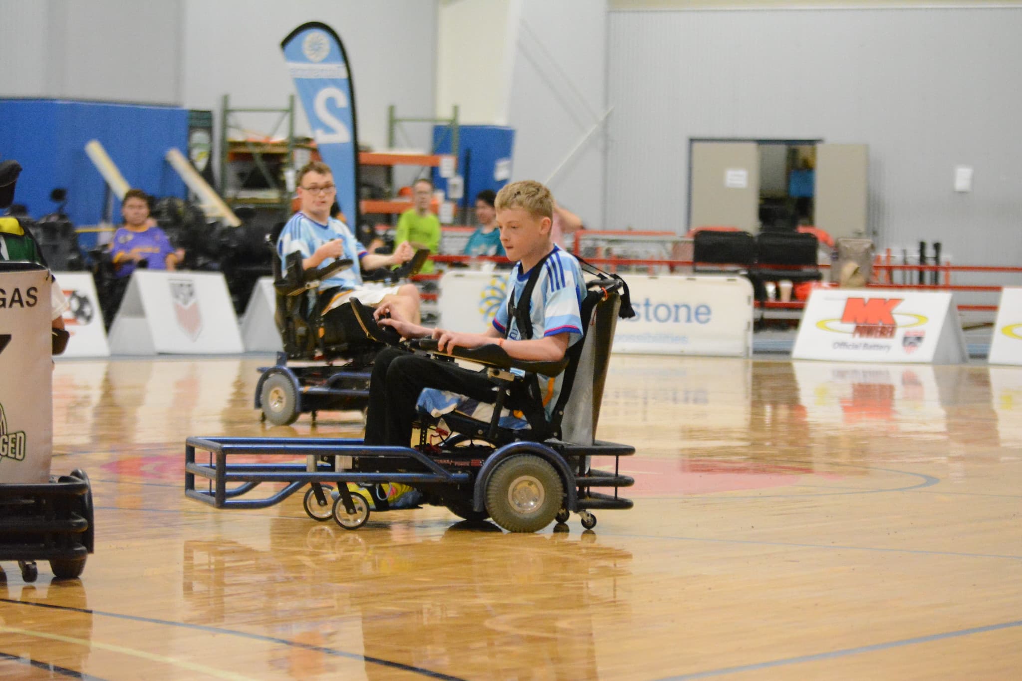Levi Pritekel driving across court at a 2025 tournament